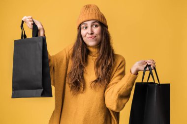 - Bilmiyorum. Kafası karışmış budala bir kadın, moda tasarımcısı şüpheyle hareket ediyor, hangi kıyafetleri seçeceğinden emin değil, son moda alışveriş çantalarıyla ayakta duruyor. Stüdyo içi çekim 