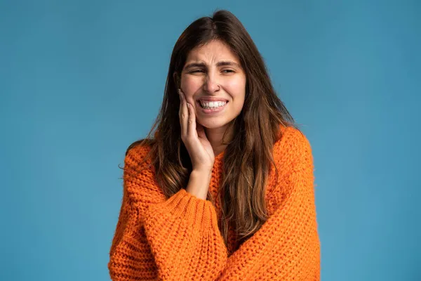 Problemas Dentales Retrato Una Mujer Malsana Presionando Mejilla Dolorida Sufriendo —  Fotos de Stock