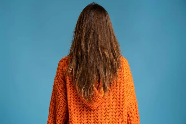 Вид Стройную Женщину Пуловере Стоящую Густыми Длинными Волнистыми Каштановыми Волосами — стоковое фото