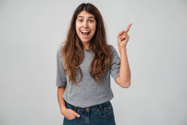 Vay canına, şu reklamlara bak. Şaşırmış bir kadının portresi bir yana, fikir sunumu için boş fotokopi alanı gösteriyor, ticari metin. Beyaz arka planda izole edilmiş kapalı stüdyo görüntüleri 