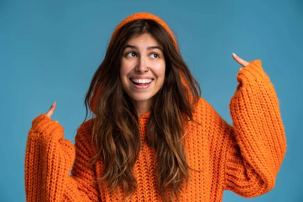 Retrato Menina Positiva Engraçada Vestindo Capuz Laranja Vestindo Capuz Sorrindo — Fotografia de Stock