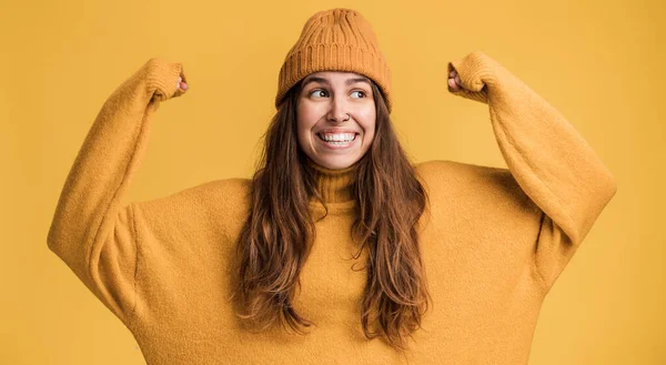 Mujer Extremadamente Satisfecha Celebrando Victoria Regocijándose Mostrando Gesto Emociones Positivas —  Fotos de Stock