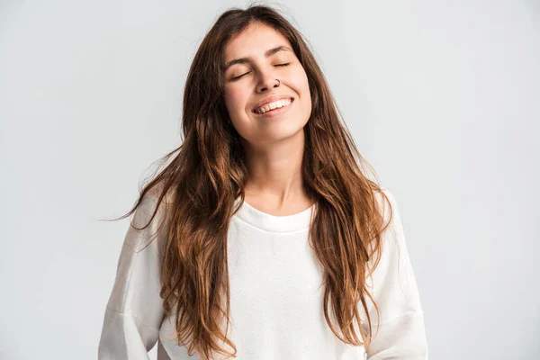 Портрет Усміхненої Жінки Яка Висловлює Позитивні Емоції Щастя Закриваючи Очі — стокове фото