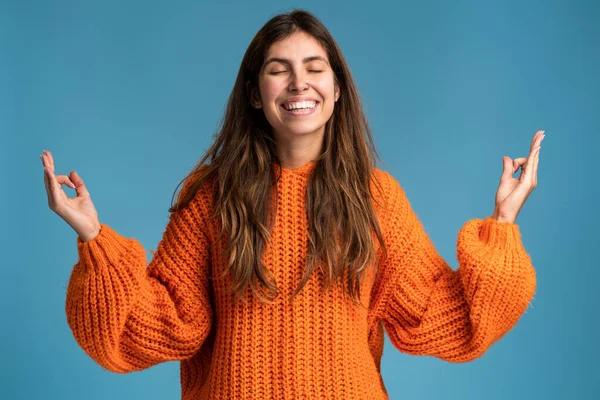 Retrato Una Joven Relajada Hermosa Mujer Pie Con Los Ojos —  Fotos de Stock