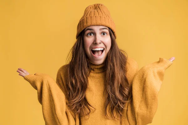 Retrato Feliz Regocijo Mujer Joven Con Pelo Largo Sombrero Gritando —  Fotos de Stock