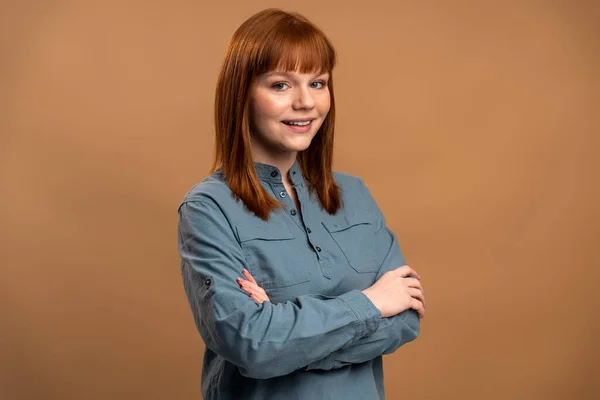 Retrato Linda Mujer Joven Positiva Pie Con Los Brazos Cruzados — Foto de Stock