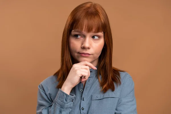 Portrait Pensive Confused Young Woman Ginger Hair Standing Holding Her — Foto Stock