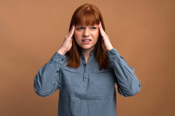 Close Isolated Portrait Young Stressed Angry Woman Holding Hands Head —  Fotos de Stock