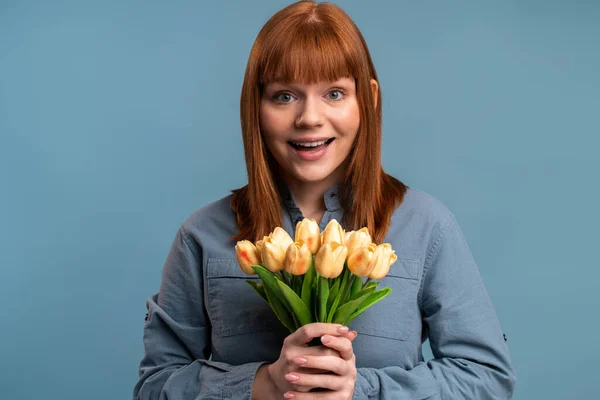 Portrait Excited Surprised Girl Standing Open Mouth Holding Tulips Bouquet — Fotografia de Stock