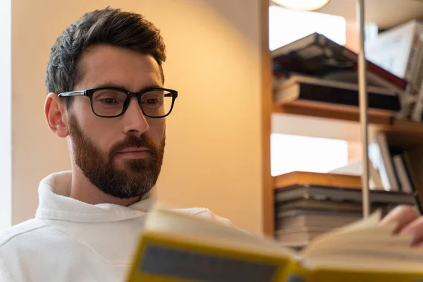 Caucasian Bearded Man Wearing Glasses Sitting Lonely Room Evening Reading — Stock fotografie