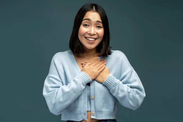 Mujer Fiel Manteniendo Las Manos Pecho Cerca Del Corazón Mostrando — Foto de Stock