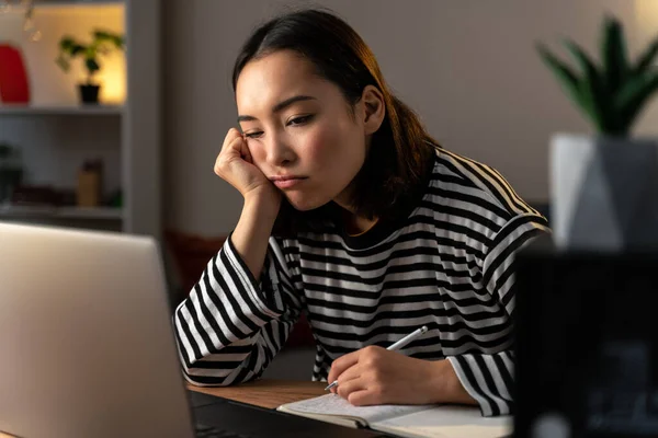 Азиатская Женщина Чувствует Усталость Сидя Перед Ноутбуком Писать Время Работы — стоковое фото