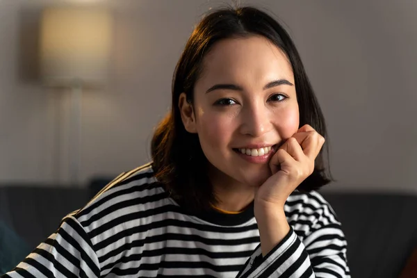 Retrato Vista Mulher Asiática Sorridente Olhando Para Câmera Mulher Freelancer — Fotografia de Stock