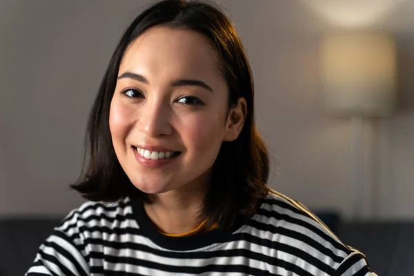 Portret Van Lachende Aziatische Vrouw Die Met Plezier Naar Camera — Stockfoto