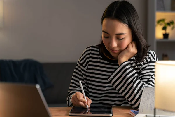 Mulher Bonita Escrevendo Caderno Enquanto Senta Mesa Com Seu Computador — Fotografia de Stock