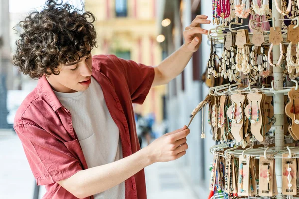 Uomo Mercato Negozio Souvenir Tipico Che Vende Souvenir Artigianato Mercato — Foto Stock