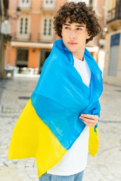 Joven Hombre Rizado Envuelto Los Colores Bandera Ucraniana Calle Protestando —  Fotos de Stock