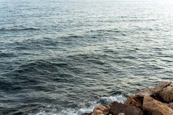 Воздушный Вид Океанских Волн Разбивающихся Скалах Возле Скалы Дикая Природа — стоковое фото