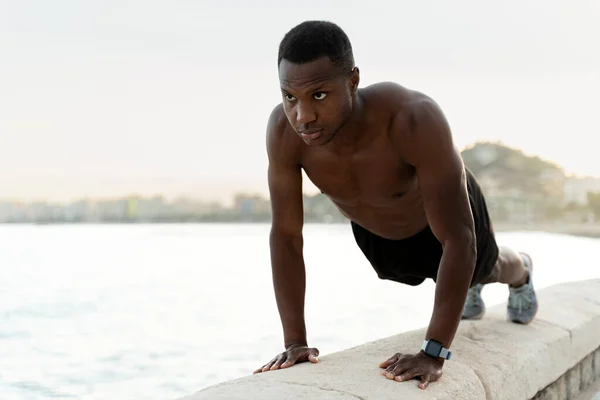 Selbstbewusster Junger Afrikanisch Amerikanischer Mann Ohne Hemd Der Strand Liegestütze — Stockfoto