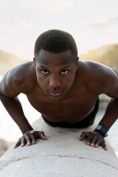 Knap Gemengd Ras Atletische Man Met Gespierd Lichaam Doen Push — Stockfoto