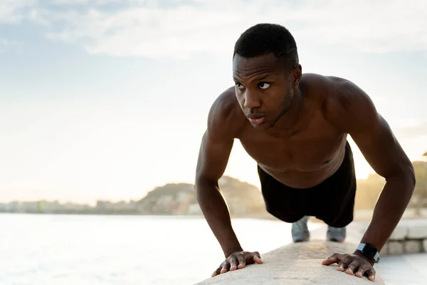 Workout Übung Oben Ohne Gesunder Aktiver Mann Mit Fittem Muskulösem — Stockfoto