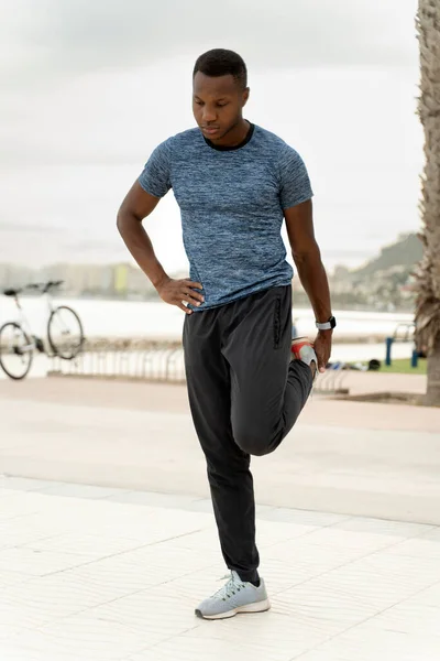 Sterke Multiraciale Sportieve Man Sportkleding Warm Doe Stretch Oefening Tijdens — Stockfoto