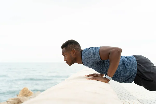 Mijn Gezonde Levensstijl Multiraciale Sportieve Volwassen Man Doet Push Ups — Stockfoto