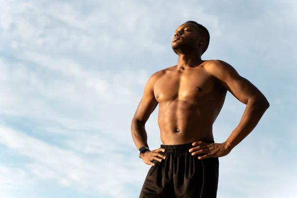 Laag Uitzicht Knappe Fitness Multiraciale Man Genietend Van Zon Het — Stockfoto
