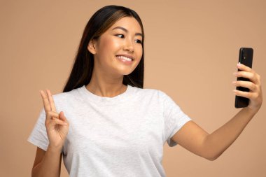 Beyaz denge ya da kredi kartı tutan ve pembe duvar arkasında izole edilmiş poz veren pozitif rüya gören güzel bir kadın resmi. Para kavramı 