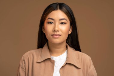 Beyaz denge ya da kredi kartı tutan ve pembe duvar arkasında izole edilmiş poz veren pozitif rüya gören güzel bir kadın resmi. Para kavramı 