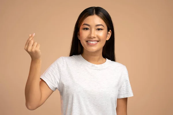 Imagen Mujer Bonita Soñando Positiva Sosteniendo Balance Blancos Tarjeta Crédito — Foto de Stock