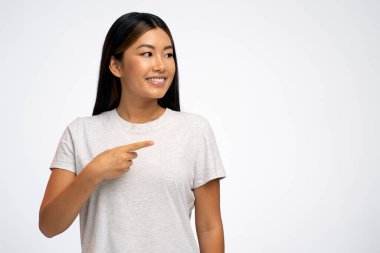 Boş fotokopi alanını işaret eden neşeli genç kadın, reklam kavramı. Güzel bir kadın başka tarafa bakıyor ve gülümsüyor dişleri dökük, beyaz tenli. 