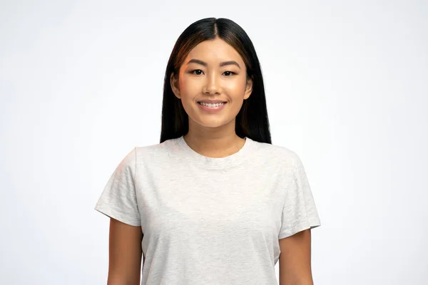 Visão Retrato Mulher Feliz Olhando Para Câmera Sentindo Confiante Focado — Fotografia de Stock