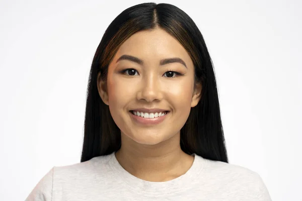 Retrato Sorrir Calma Bela Menina Asiática Com Longo Cabelo Morena — Fotografia de Stock