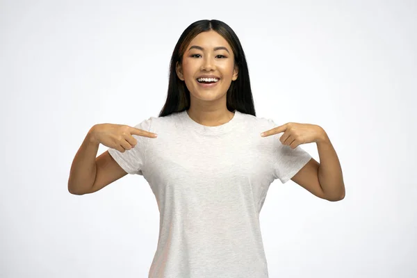 Retrato Encantadora Adolescente Feliz Camiseta Blanca Sonriendo Señalándose Misma Estando — Foto de Stock
