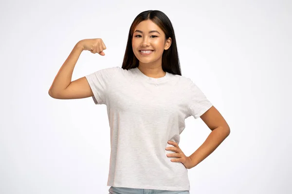 Mujer Asiática Levantando Brazos Mostrando Bíceps Como Metáfora Del Poder — Foto de Stock