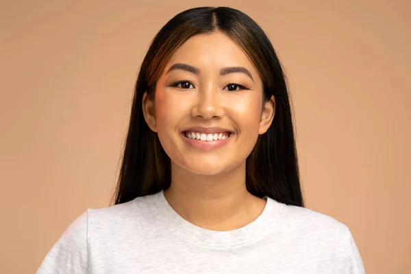 Retrato Sonriente Calma Hermosa Chica Asiática Con Pelo Largo Morena —  Fotos de Stock