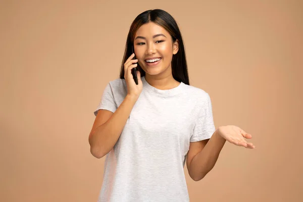 Satisfecho Despreocupado Mujer Asiática Hablando Través Teléfono Inteligente Tiene Una — Foto de Stock