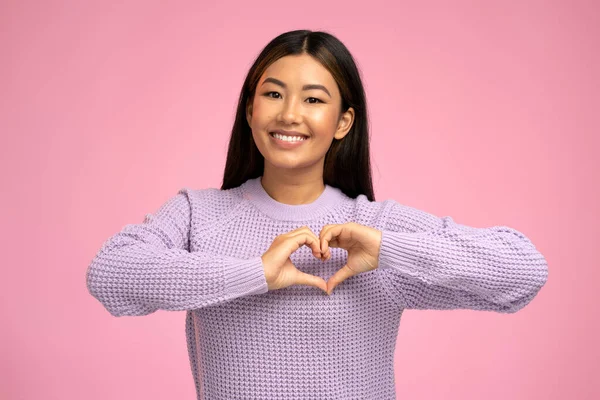 Atractiva Joven Mujer Haciendo Forma Corazón Con Las Manos Sonriendo — Foto de Stock