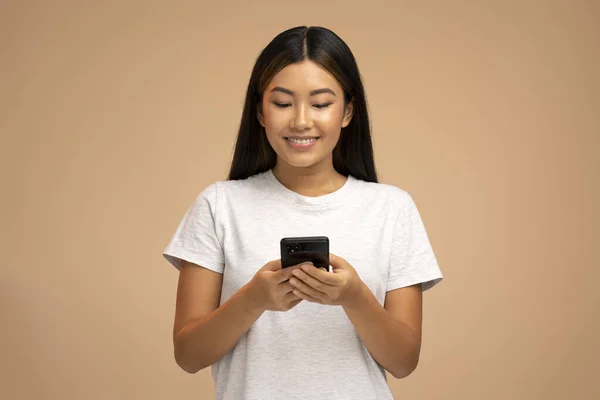 Mujer Morena Atractiva Alegre Sosteniendo Teléfono Inteligente Disfrutando Chatear Las Fotos de stock