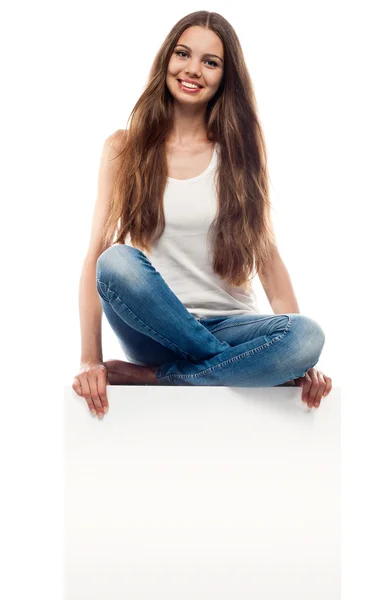 Portrait d'une jeune femme avec panneau d'affichage vierge — Photo