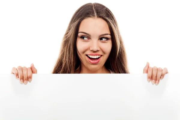 Porträt einer jungen Frau mit leerer Plakatwand — Stockfoto