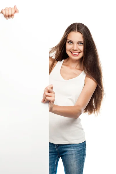 boş pano ile genç bir kadın portresi