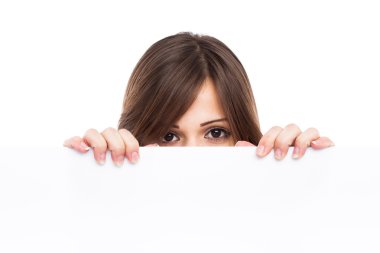 boş pano ile genç bir kadın portresi