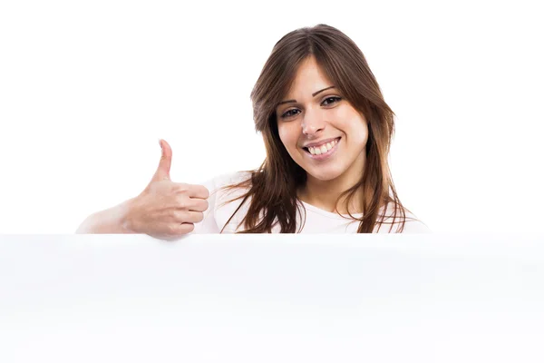 Retrato de una joven con cartelera en blanco — Foto de Stock