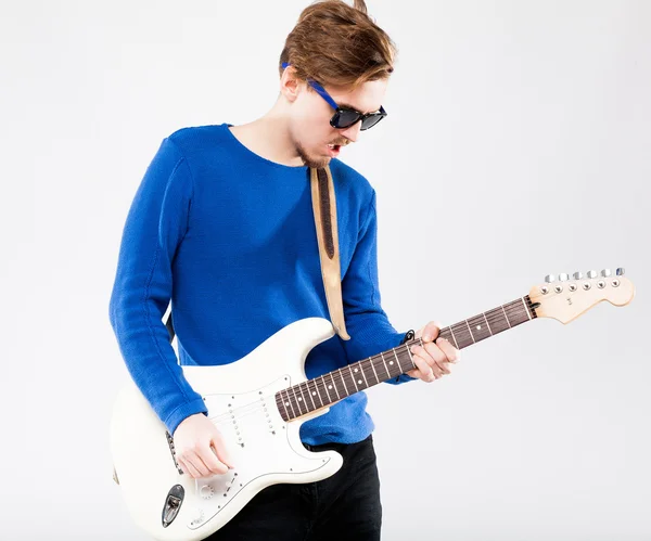 Handsome young man with electric guitar — Stock Photo, Image