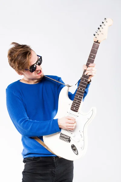 Przystojny młody mężczyzna z gitara elektryczna — Zdjęcie stockowe