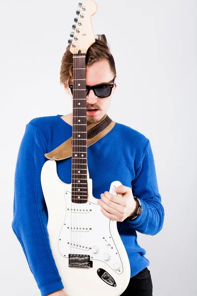 Handsome young man with electric guitar — Stock Photo, Image