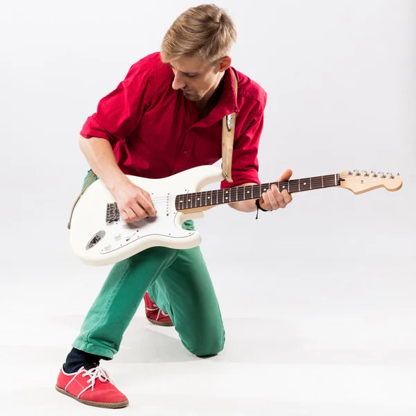 Handsome young man with electric guitar — Stock Photo, Image