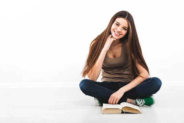 Mulher bonita sentada no chão com livro — Fotografia de Stock